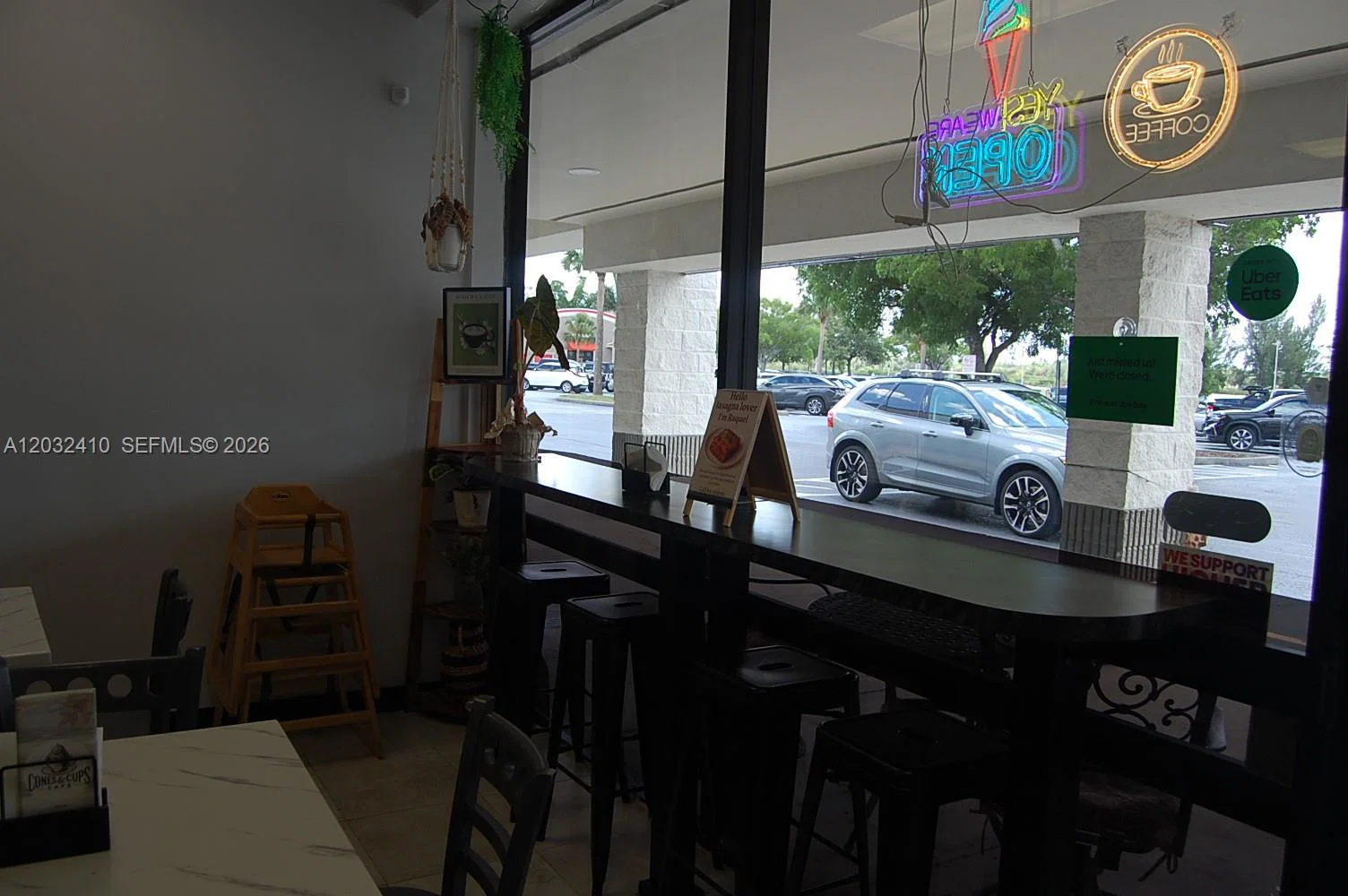 Prime Cafe and Restaurant with Low Rent in High Traffic Location
