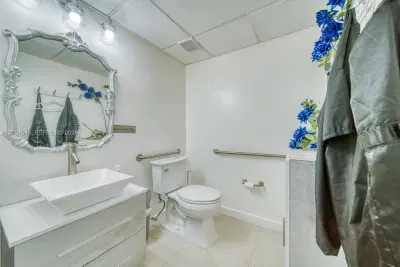 Complete Beauty Salon Assets with Prime Location Lease