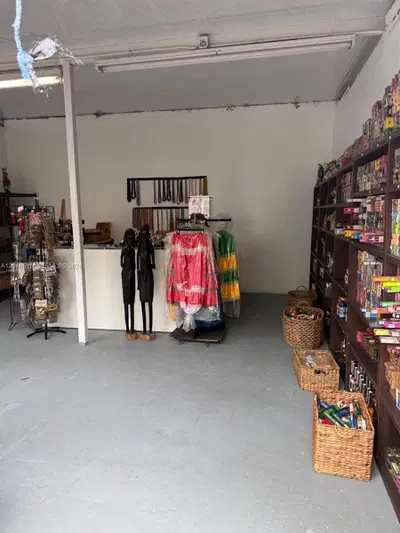 Established Botanica with High Traffic Location