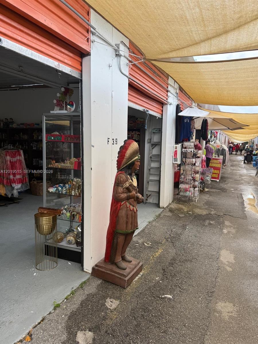 Established Botanica with High Traffic Location