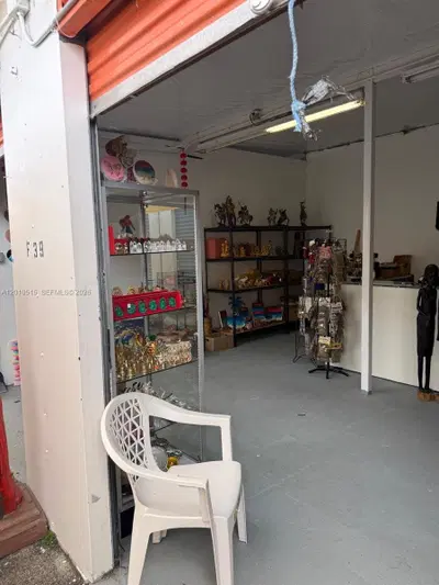 Established Botanica with High Traffic Location
