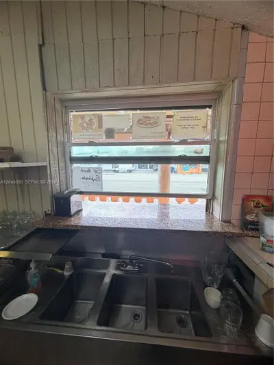 Profitable Pizzeria with Prime High Traffic Location