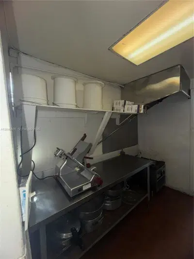 Profitable Pizzeria with Prime High Traffic Location