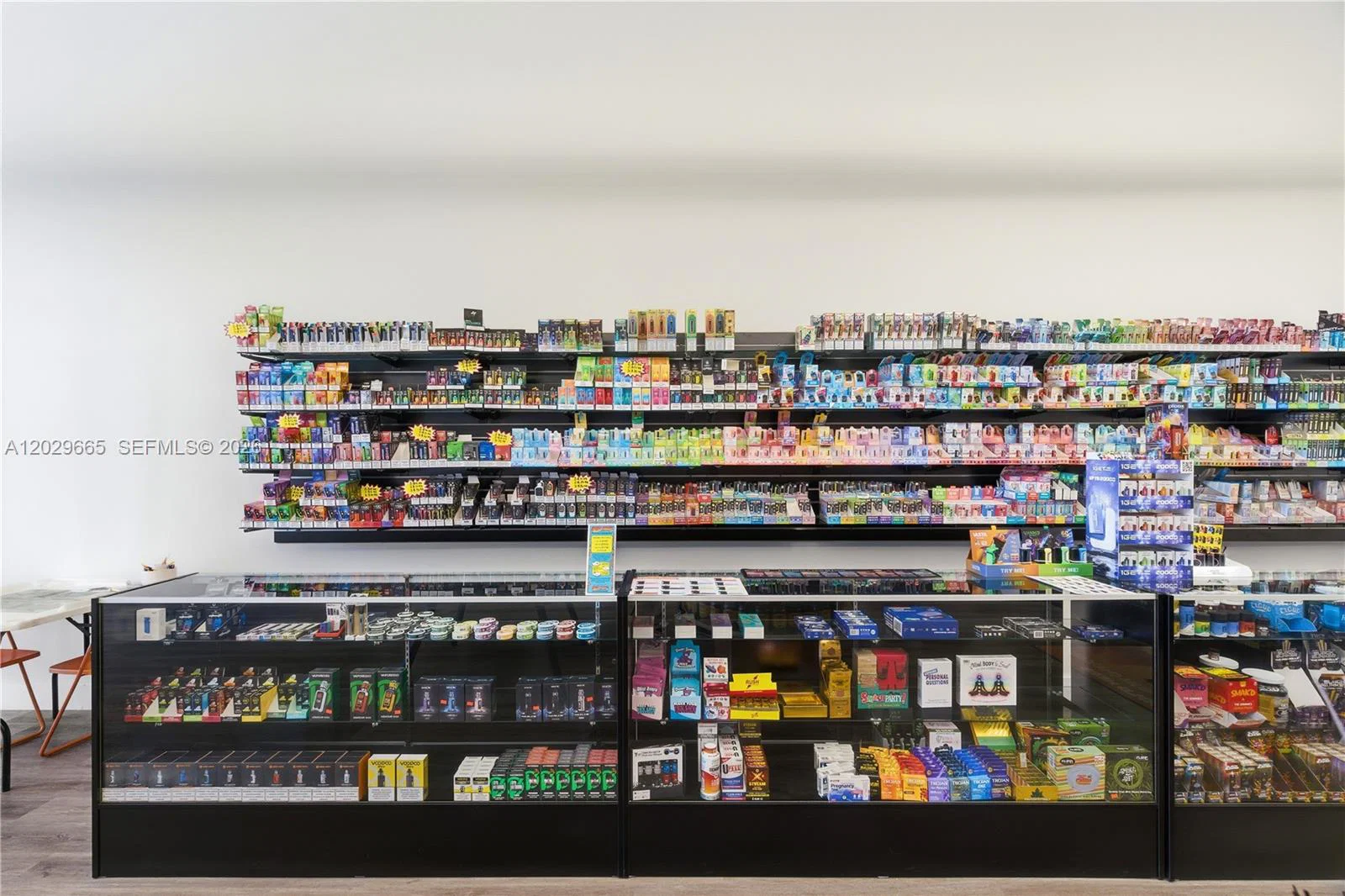 Established Smoke Shop with Exceptional Storefront Visibility