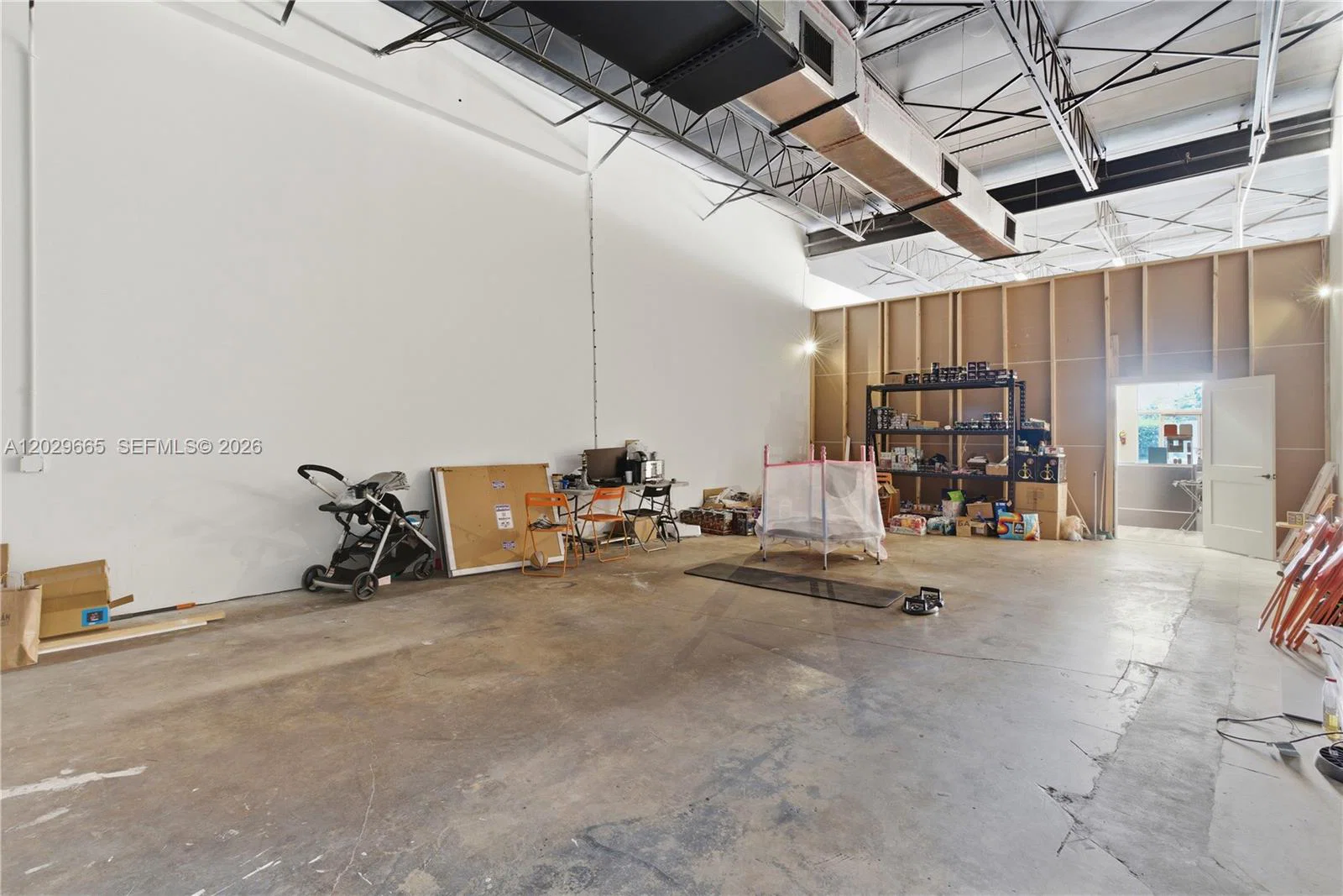 Established Smoke Shop with Exceptional Storefront Visibility