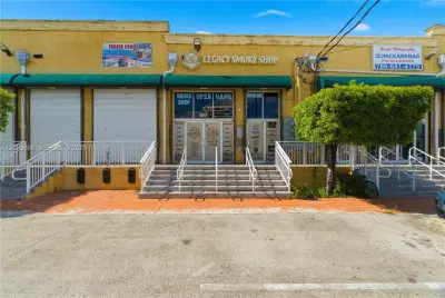 Established Smoke Shop with Exceptional Storefront Visibility