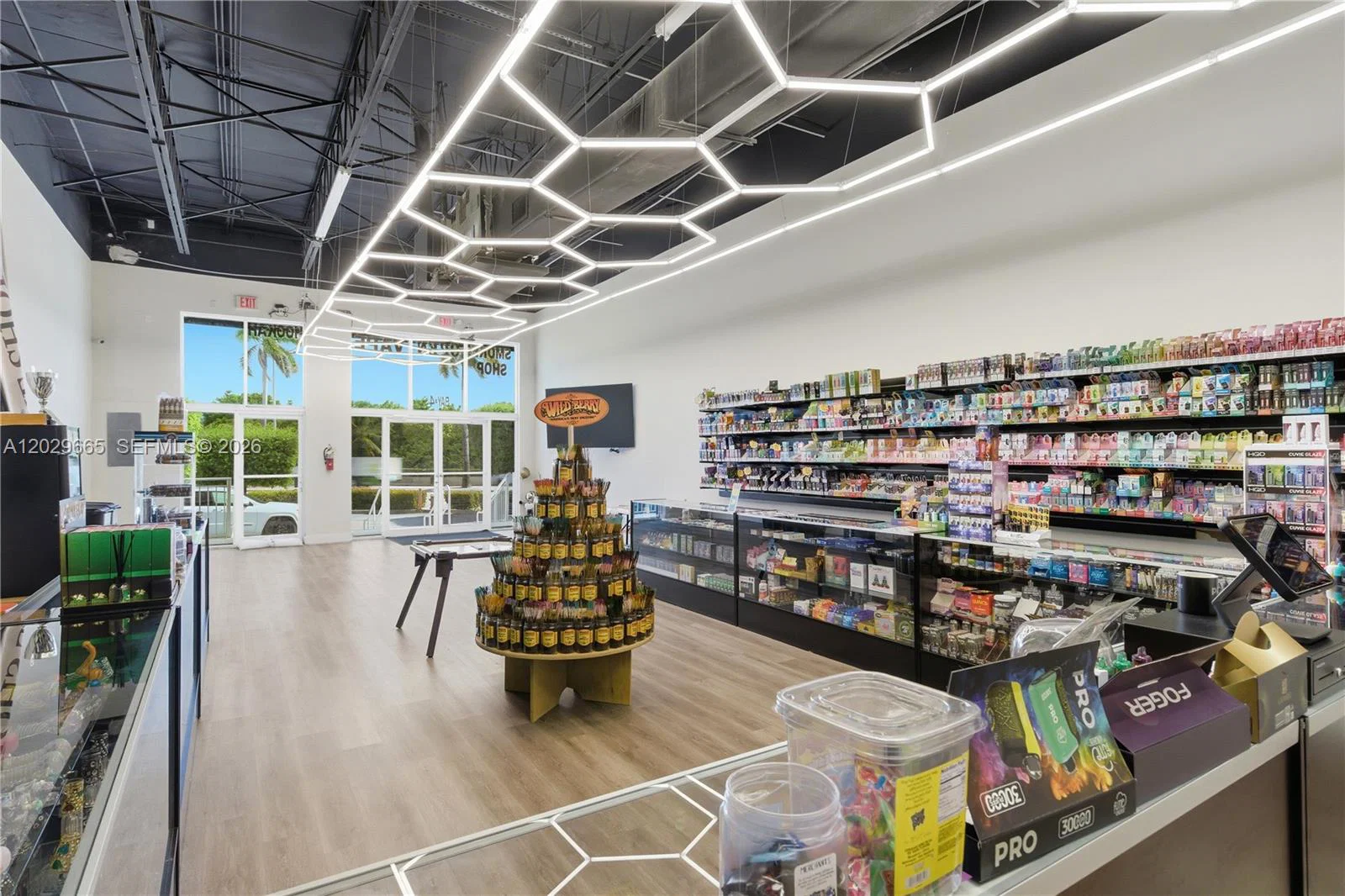 Established Smoke Shop with Exceptional Storefront Visibility