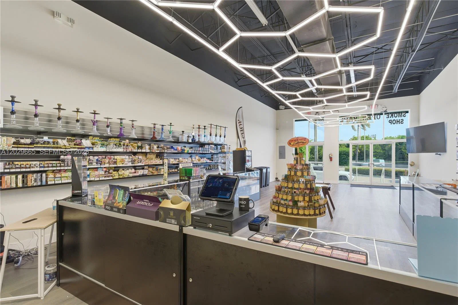 Established Smoke Shop with Exceptional Storefront Visibility