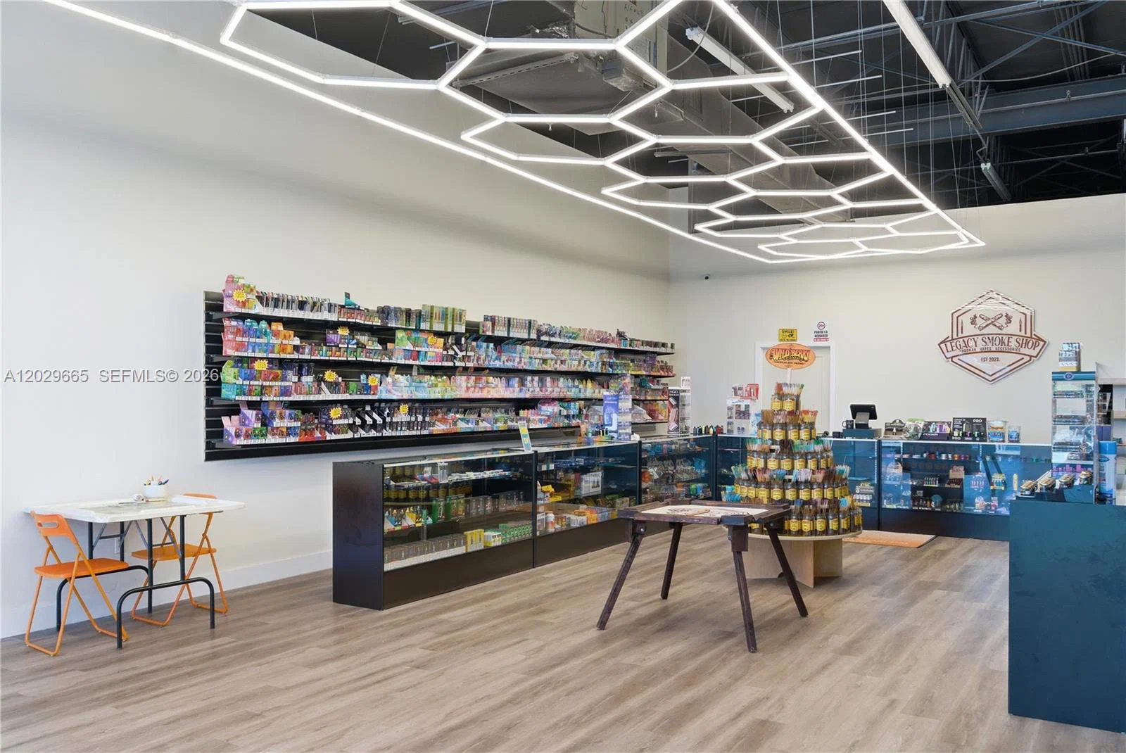 Established Smoke Shop with Exceptional Storefront Visibility