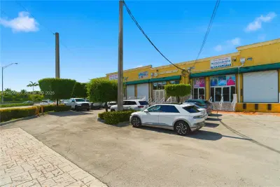 Established Smoke Shop with Exceptional Storefront Visibility