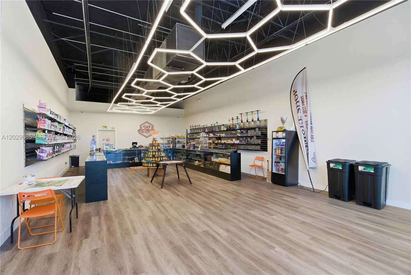 Established Smoke Shop with Exceptional Storefront Visibility