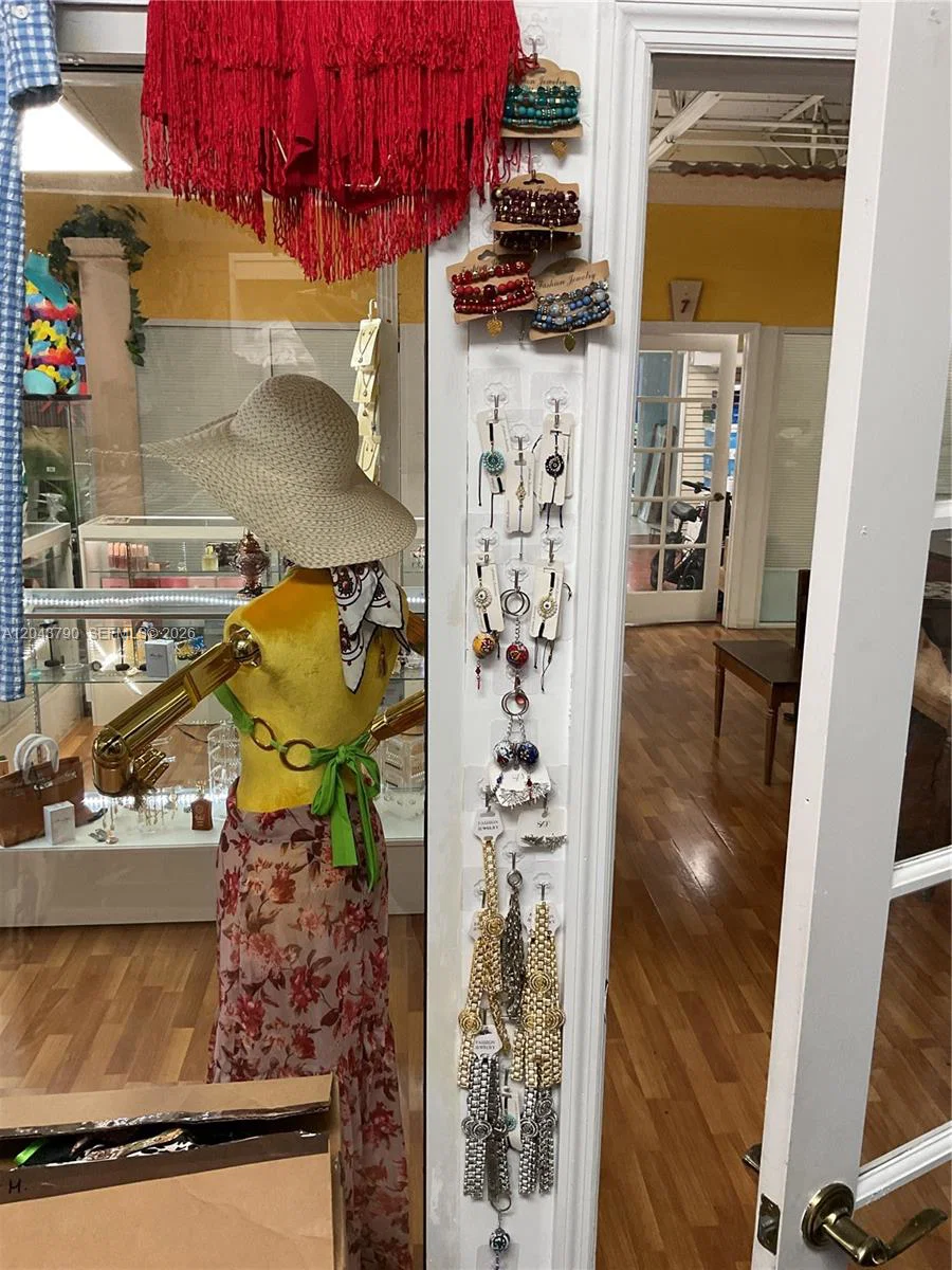 Complete Boutique Inventory and Fixtures with Flexible Lease