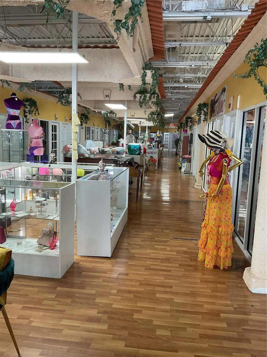 Complete Boutique Inventory and Fixtures with Flexible Lease