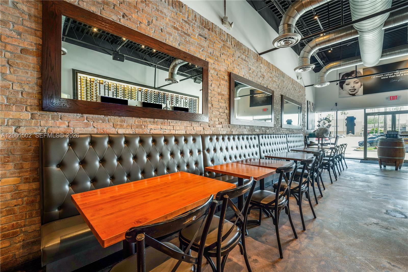 Established Pizzeria with Full Liquor License