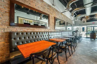 Established Pizzeria with Full Liquor License