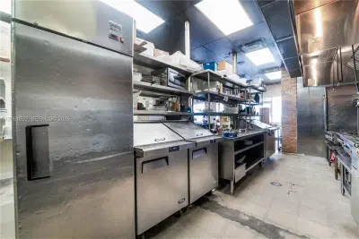 Established Pizzeria with Full Liquor License