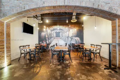 Established Pizzeria with Full Liquor License