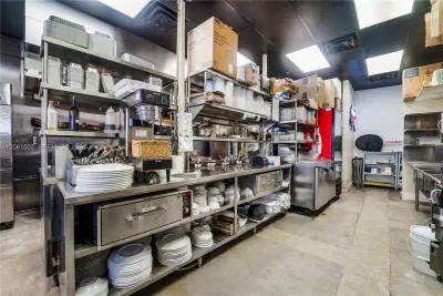 Established Pizzeria with Full Liquor License