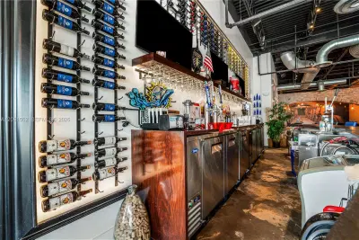 Established Pizzeria with Full Liquor License