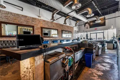 Established Pizzeria with Full Liquor License