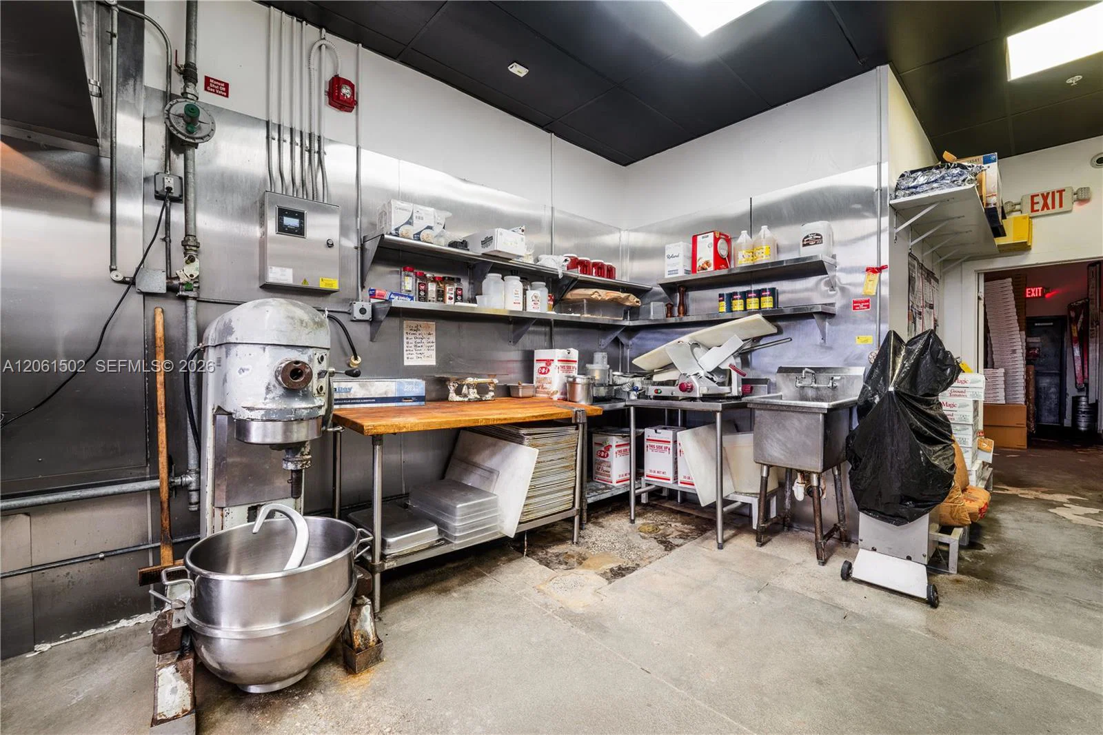Established Pizzeria with Full Liquor License