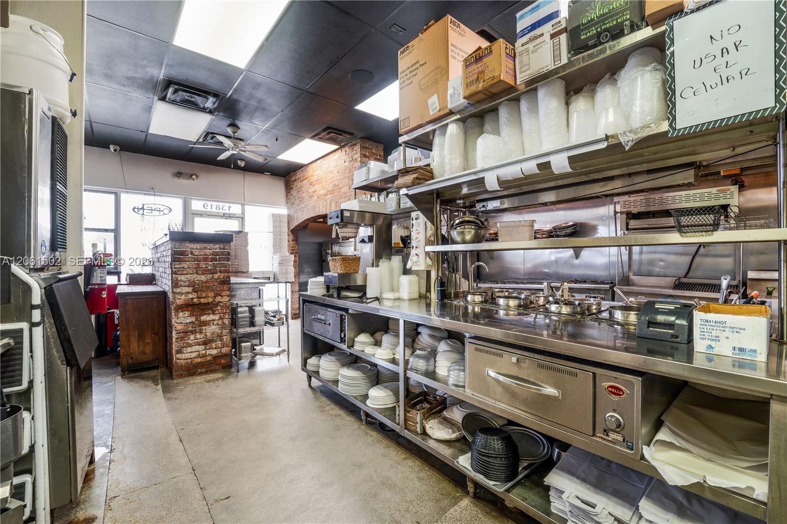 Established Pizzeria with Full Liquor License