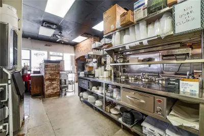 Established Pizzeria with Full Liquor License