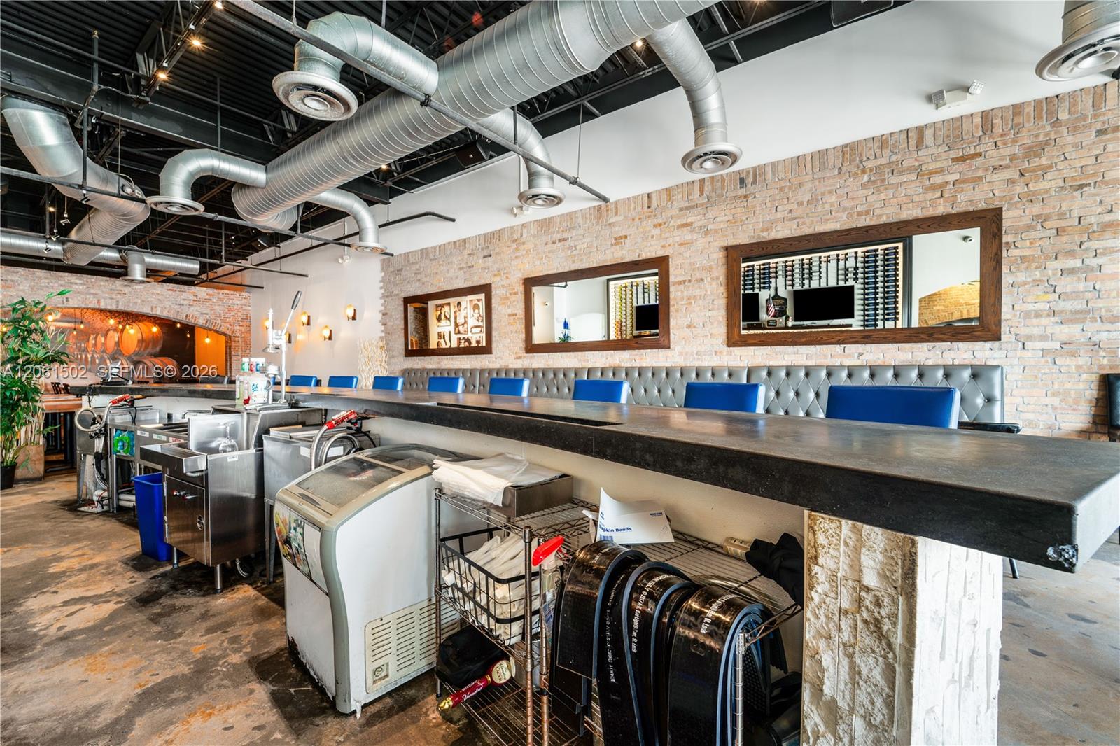 Established Pizzeria with Full Liquor License
