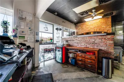 Established Pizzeria with Full Liquor License