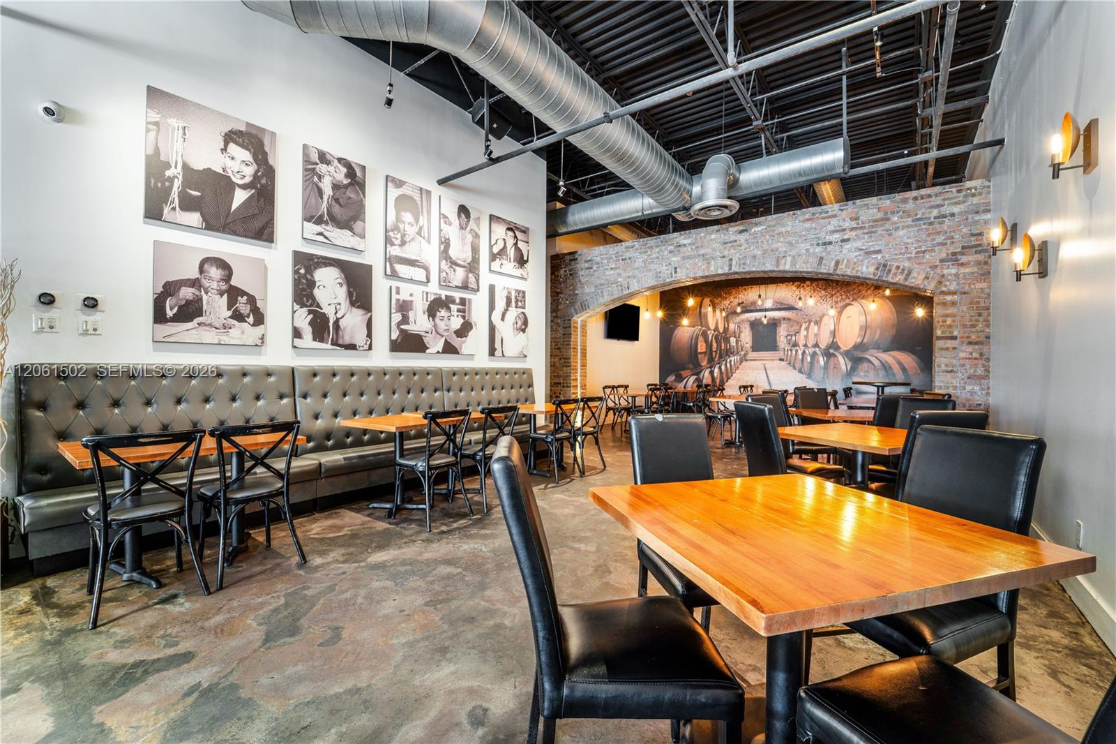 Established Pizzeria with Full Liquor License