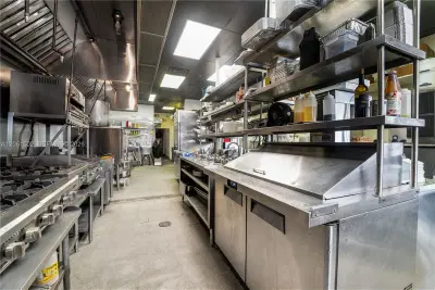 Established Pizzeria with Full Liquor License