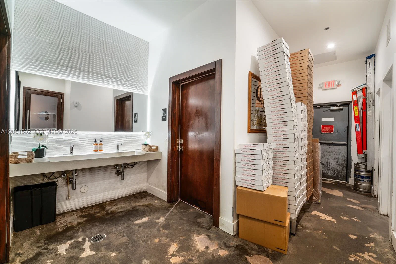 Established Pizzeria with Full Liquor License