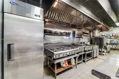 Established Pizzeria with Full Liquor License