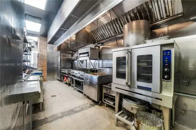 Established Pizzeria with Full Liquor License