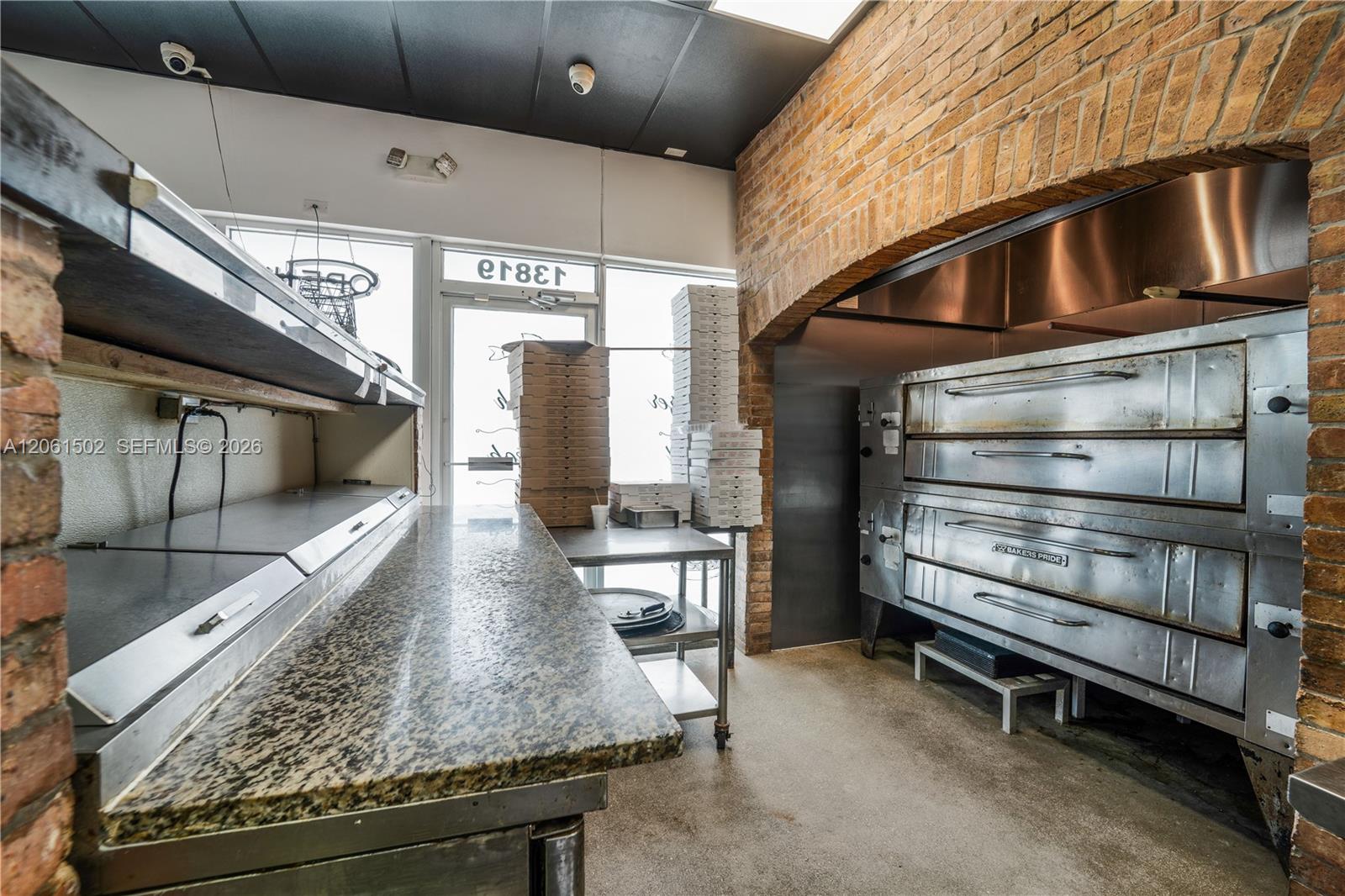 Established Pizzeria with Full Liquor License