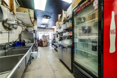 Established Pizzeria with Full Liquor License