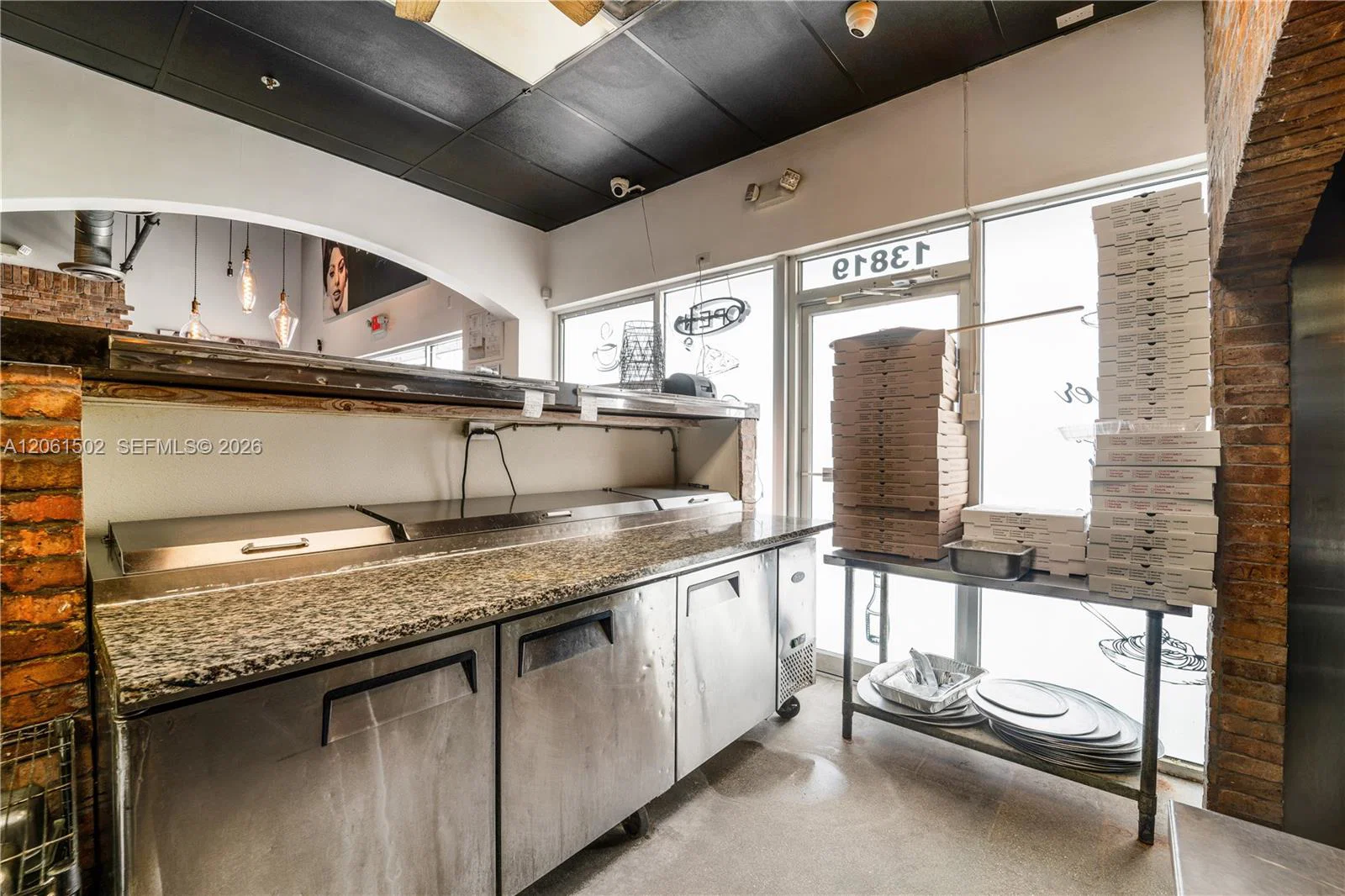 Established Pizzeria with Full Liquor License