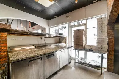 Established Pizzeria with Full Liquor License