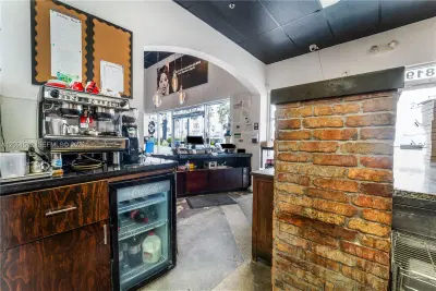 Established Pizzeria with Full Liquor License