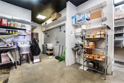 Established Pizzeria with Full Liquor License