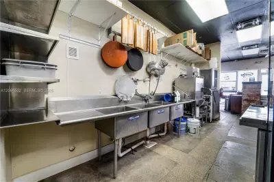 Established Pizzeria with Full Liquor License