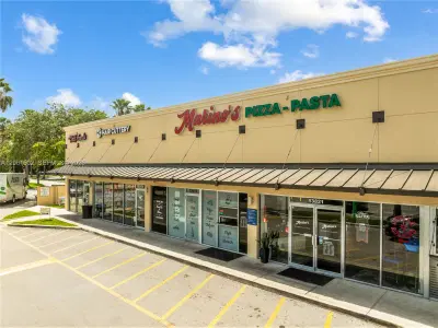 Established Pizzeria with Full Liquor License