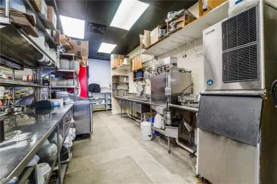 Established Pizzeria with Full Liquor License
