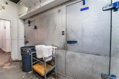 Established Pizzeria with Full Liquor License