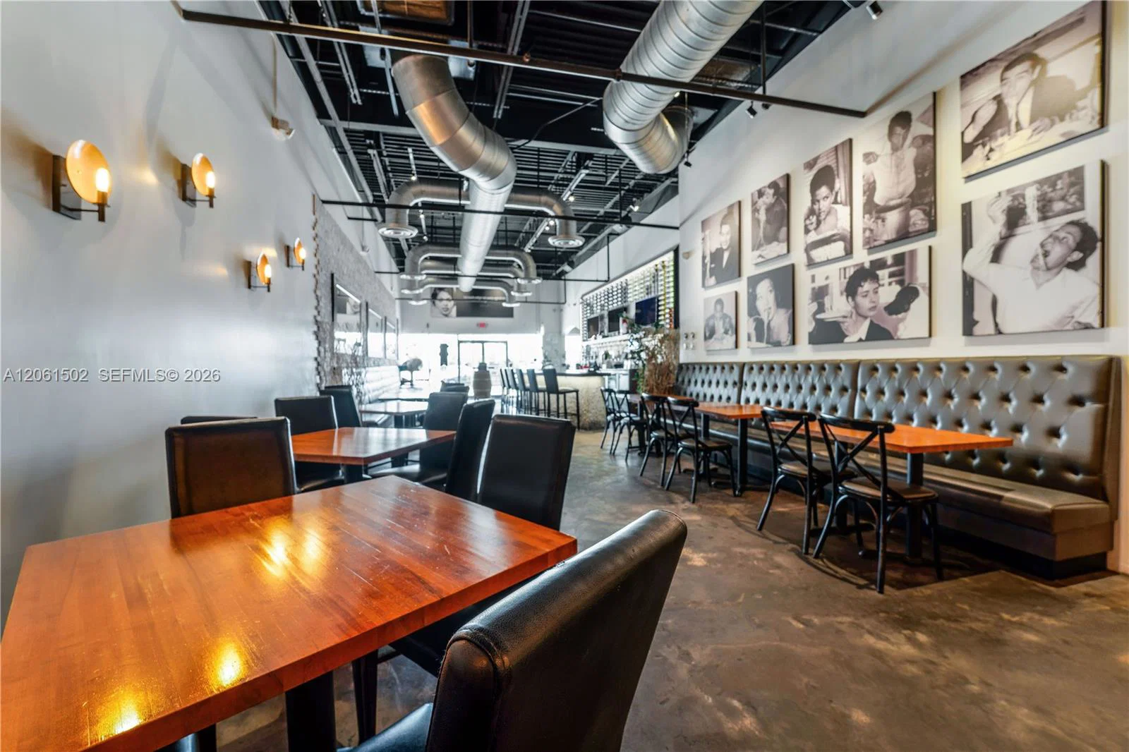 Established Pizzeria with Full Liquor License
