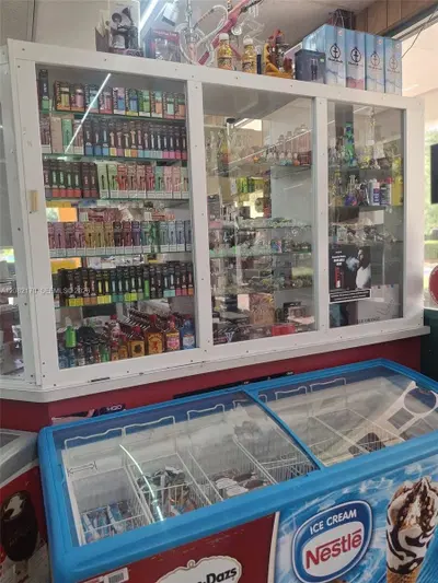 High Volume Convenience Store with Strong Daily Cash Flow