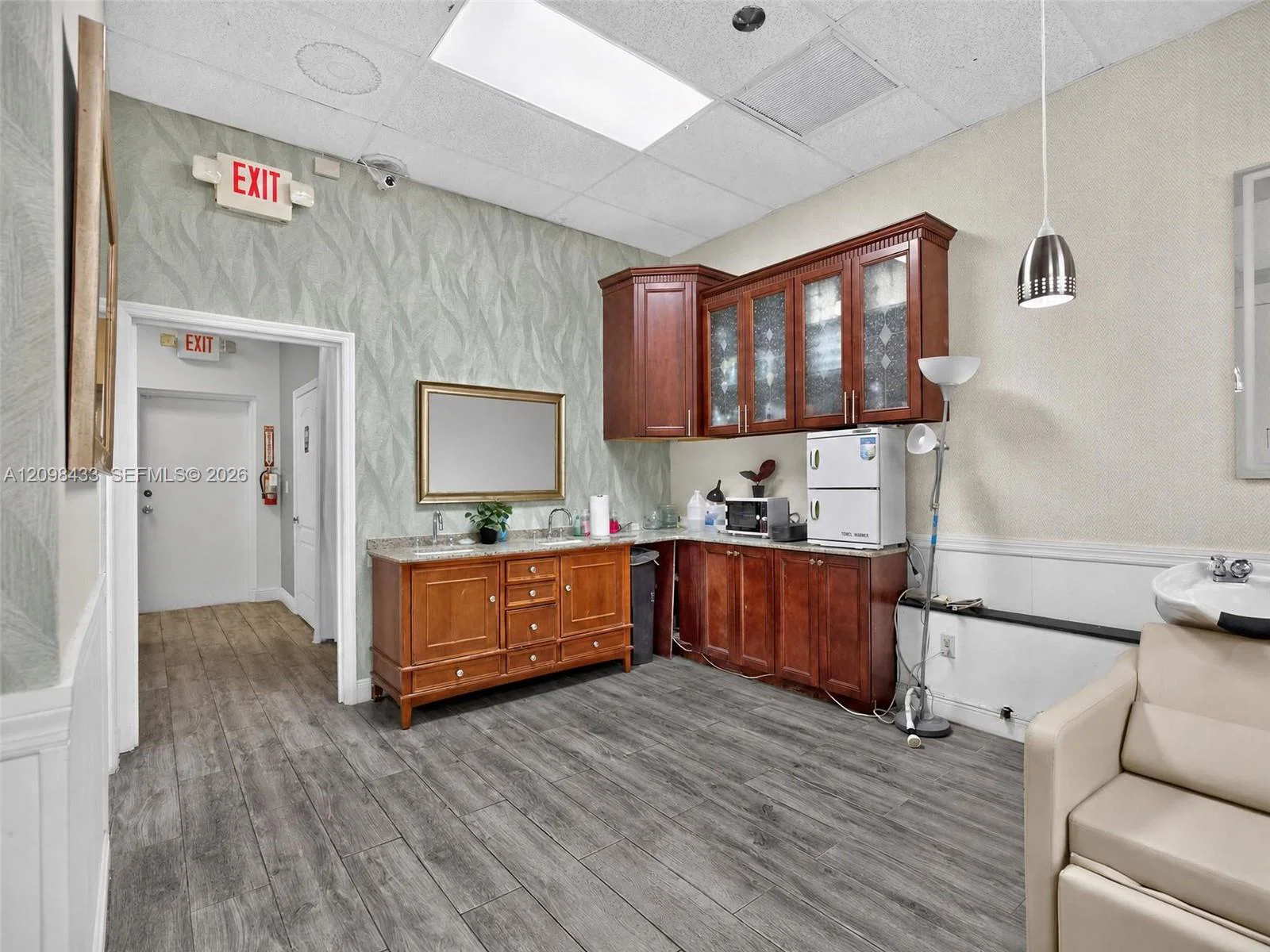 Turnkey Beauty Salon Assets with Modern Equipment and Interiors