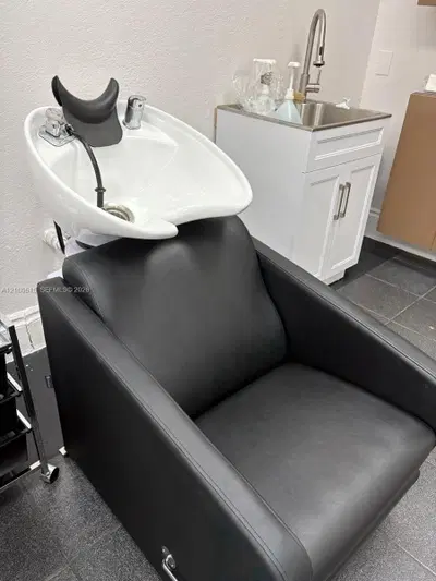 Complete Salon Fixtures and Equipment with Modern Amenities