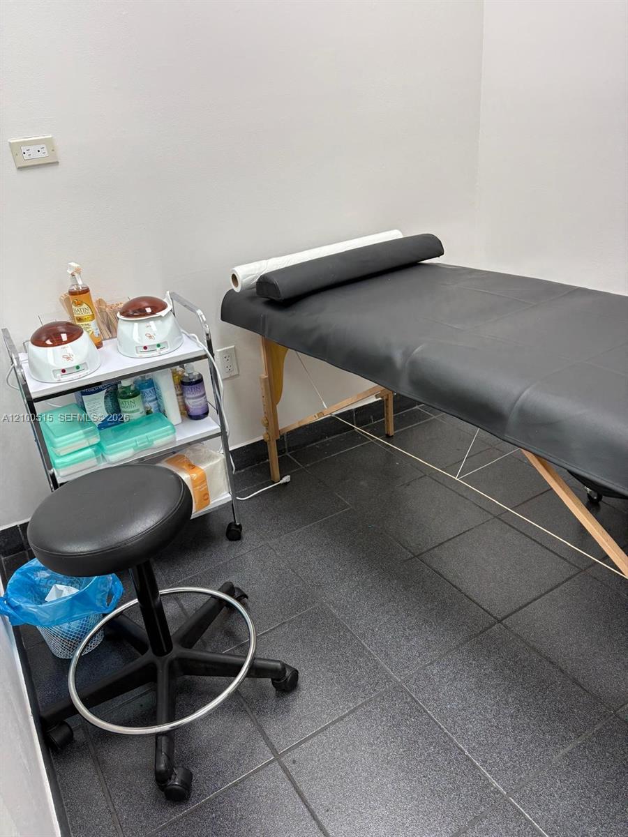 Complete Salon Fixtures and Equipment with Modern Amenities